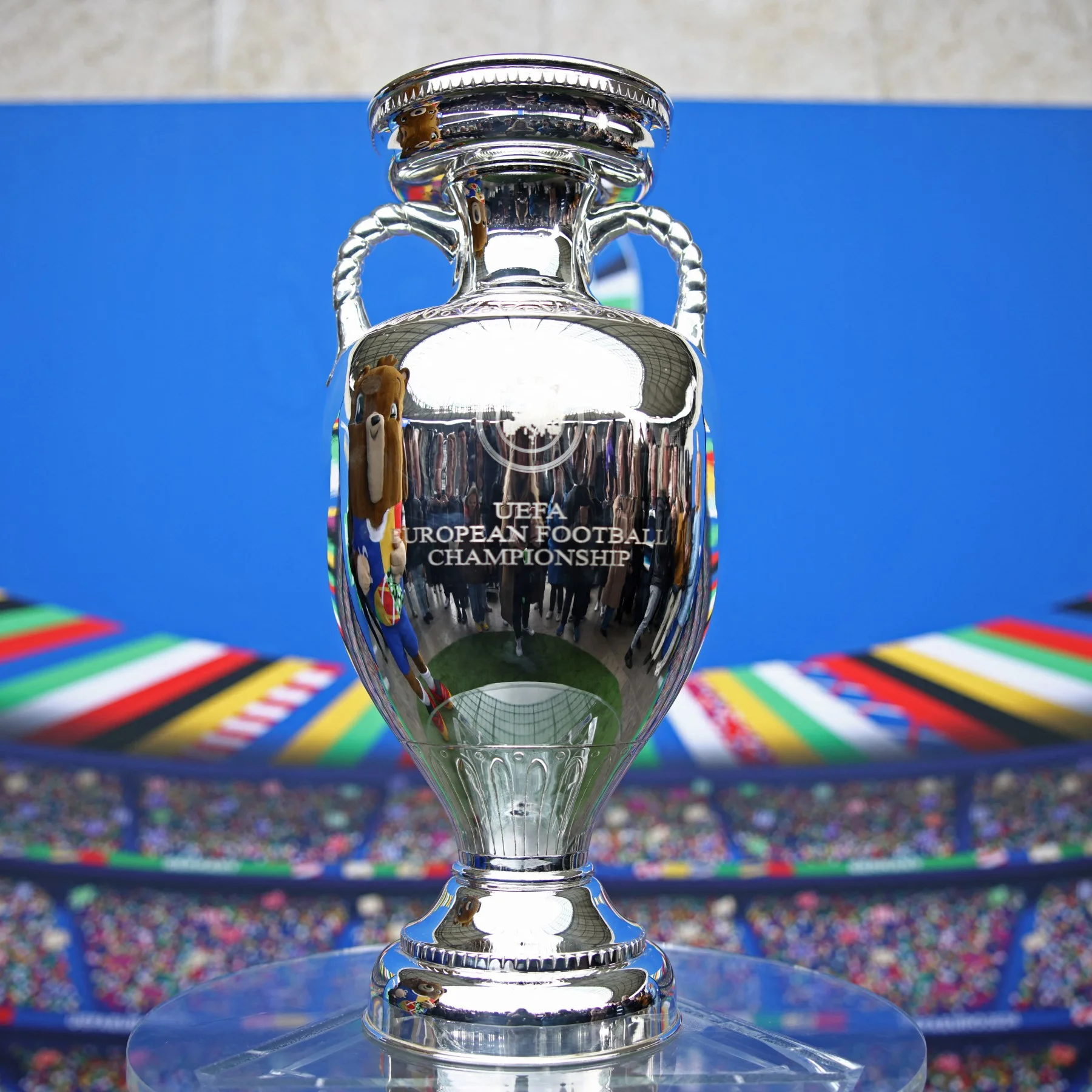 欧洲杯冠军奖杯特写